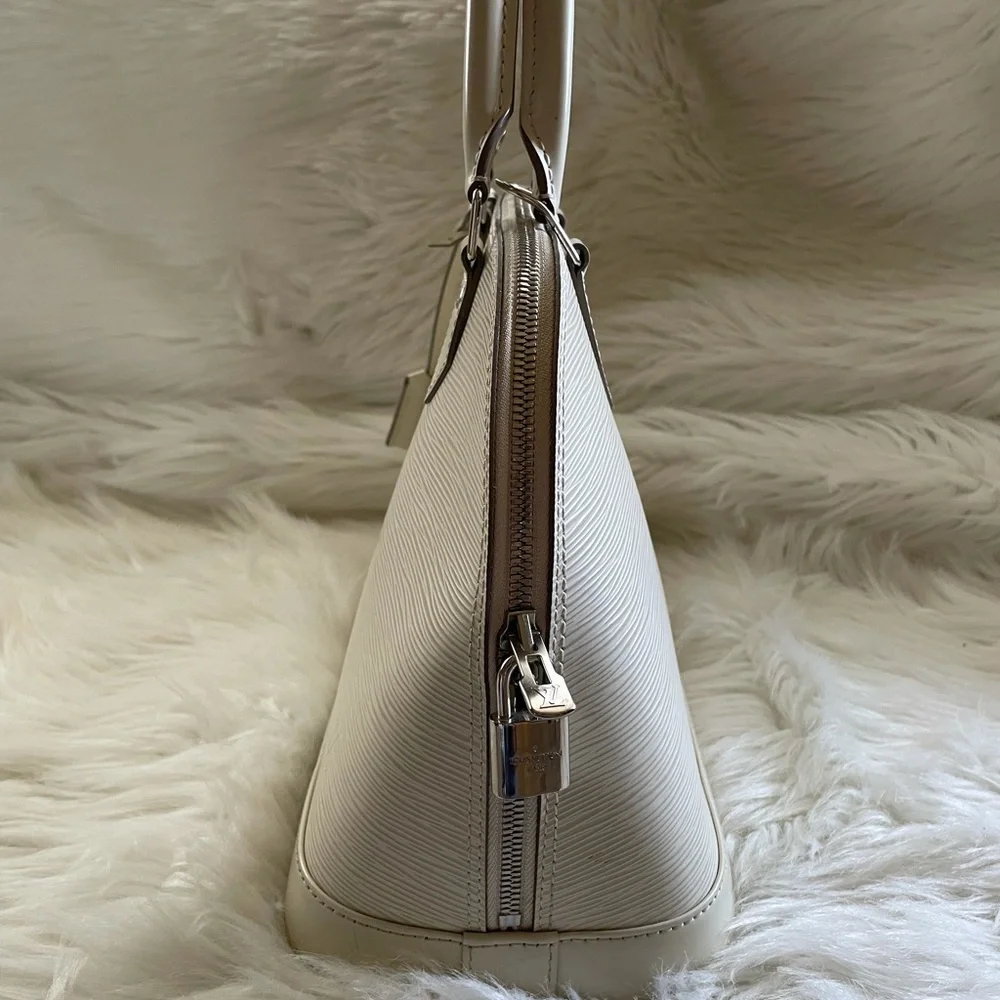 Louis Vuitton Alma Handbag in Cream